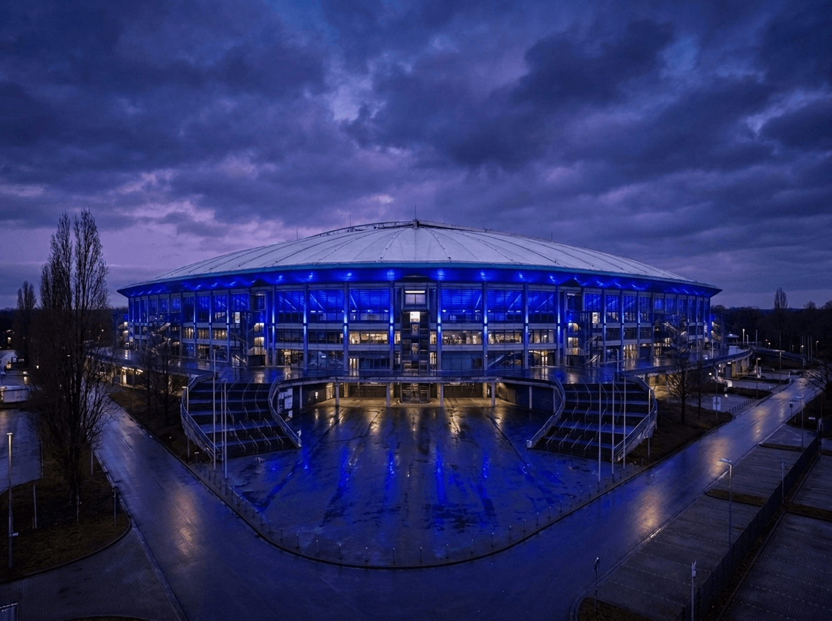 Die Arena auf Schalke in königsblauem Licht zur blauen Stunde